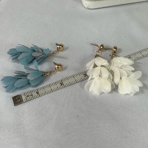 Two flutter vibe feminine blue and beige earrings - Picture 4 of 4